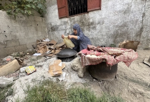 İsrail&#039;in Gazze Şeridi&#039;ne yönelik saldırılarında yerinden edilen Filistinliler, hayatlarını sığındıkları bölgelerde sürdürmeye çalışıyor. İsrail ordusunun düzenlediği saldırılardan korunmak üzere evinden çıkan Filistinli Ümmü Halid de Aksa Şehitleri Hastanesi&#039;ne sığınanlardan. Ümmü Halid, sığındığı bölgede yaşamını sürdürmeye çalışırken çocukları için de sacda ekmek pişirerek günlük yiyecek ihtiyaçlarını karşılıyor.