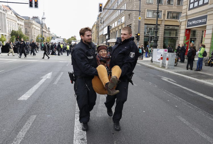 Berlin'de çevreciler, hükümetin iklim politikasını protesto etti