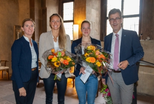  Leonie Beck (2.v.l.) und Lea Boy (2.v.r.) zusammen mit Bürgermeisterin Judith Roth-Jörg und Oberbürgermeister Christian Schuchardt. Foto: Christian Weiß