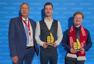 Bundessieger_2023_Bissert_Lehmann_Schüler: Erfolgreiche Junghandwerker (v. l.): Michael Bissert, Präsident der Handwerkskammer für Unterfranken, Klaus Lehmann, 1. Bundessieger im Beruf Büchsenmachr/in, und Fabian Schüler, 1. Bundessieger im Beruf Böttcher/in. Foto: Nadine Heß