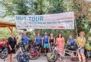 Bürgermeisterin Judith Jörg (links im Bild) und Kristin Funk aus dem Aktivbüro mit den Teilnehmer:innen der MUT-Tour. Foto: Julia Jobst, Aktivbüro