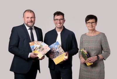 Stabübergabe: Landrat Thomas Eberth (Mitte) verabschiedete als Vorsitzender der Fränkisches Weinland Tourismus GmbH die scheidende Geschäftsführerin Susanne Müller und begrüßte Marco Maiberger als ihren Nachfolger.  Foto: Norbert Schmelz