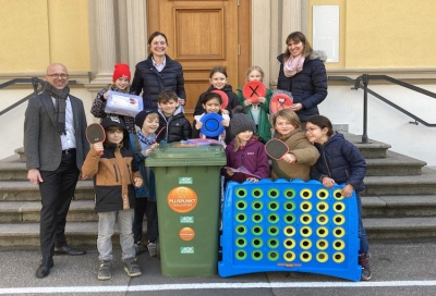 Schulleiterin Carola Günther und Sozialpädagogin Monika Steinhäuser freuen sich gemeinsam mit den Schülerinnen und Schülern über die Spielgeräte der AOK Würzburg.   © AOK, Stephan Götz