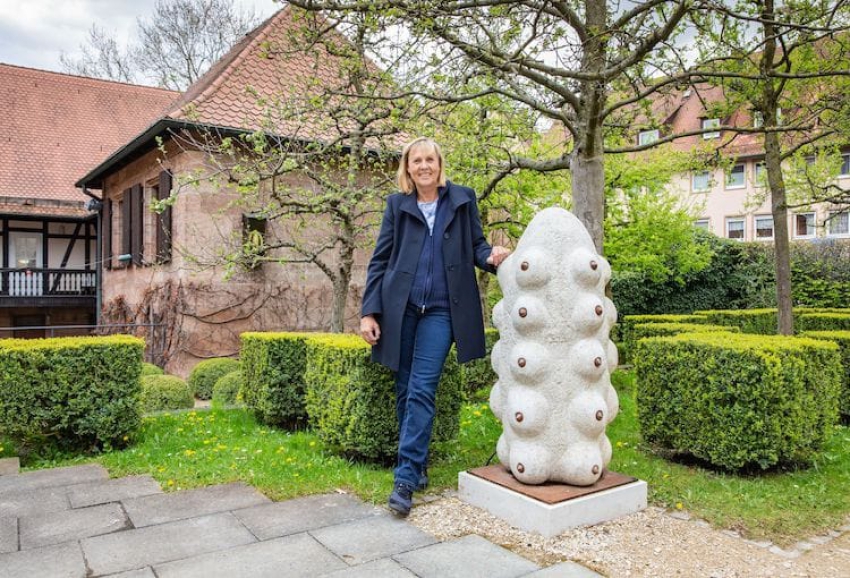 Die Künstlerin Michaela Biet neben ihrer Skulptur „Artemis“ im Renaissancegarten des Museums Tucherschloss. Bildnachweis: Dieter Zeitler / Stadt Nürnberg