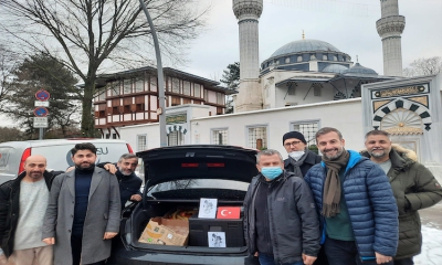 Berlin’de DİTİB gönüllüleri yüzlerce kişiye sıcak yemek dağıtıyor