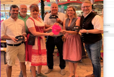 v.l.n.r.: Heiner Distel, Heinz Fieseler (beide Schaustellervorstand), Tanja Göbel (Festzelt Hahn), Reiner Mader (Verkehrswacht); Bürgermeisterin Judith Jörg mit Kiliani-Chef Uwe Zimmermann. (Bild: Michael Zull)