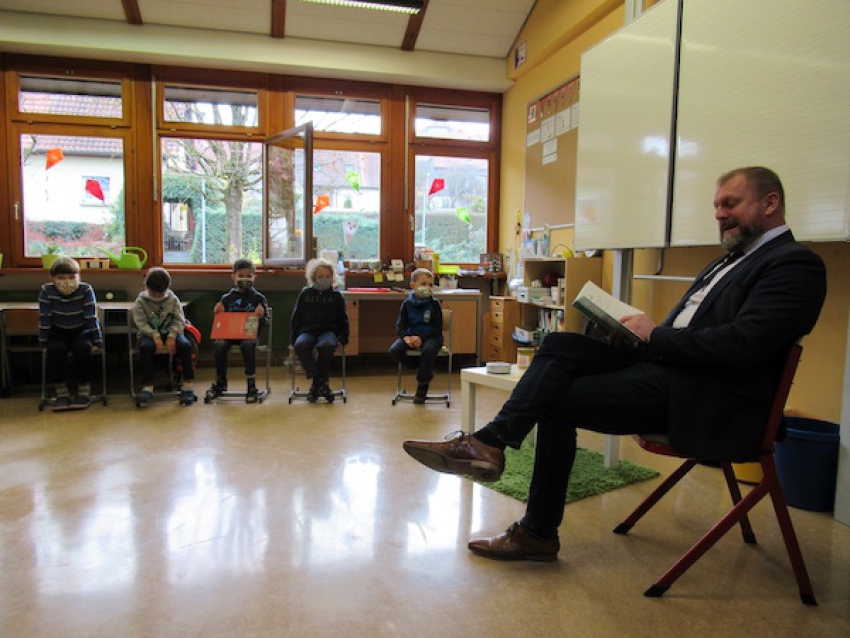 Lesestunde an der Grundschule in Aub: Am Bundesweiten Vorlesetag begeistern Landrat und Bürgermeister kleine Zuhörer