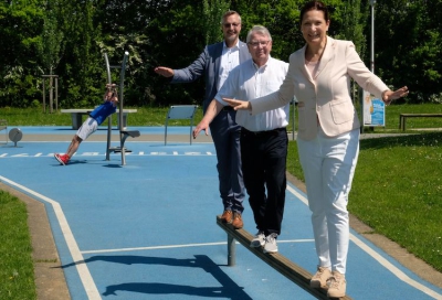 Wieder in Bewegung kommen: Sportreferentin Cornelia Trinkl (rechts) begleitet mit den Partnern der Aktion &quot;Mach mit - bleib fit&quot;, dem Vorsitzenden des BLSV - Sportkreis Nürnberg, Lothar Sölla (Mitte), und dem Leiter Service Center Coburg/ Ebern/ Nürnberg, Audi BKK, Klaus Fuchs, die erste Übungsstunde im Bewegungspark Wöhrder See.  Bildnachweis: SportService / Stadt Nürnberg