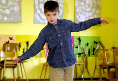Bewegungsübungen in der Schule fördern eine gesunde Entwicklung.  Foto: © AOK-Mediendienst 