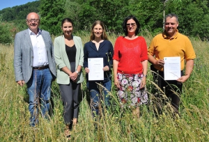 Titel und Information Quellenangabe Zwei Ameisenheger für den Landkreis Kelheim. Im Bild v.l.n.r.: Landrat Martin Neumeyer, Laura Wigand (Landratsamt Kelheim), Birgit Rott (Ameisenhegerin), Nicole Eberl (Sachgebietsleiterin Umwelt- und Naturschutz), Wolfgang Hertlin (Ameisenheger).  Sonja Endl, Landratsamt Kelheim