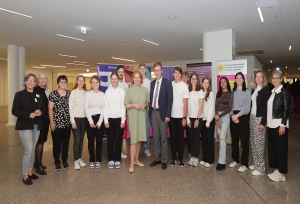 Foto „Bundeskonferenz Gleichstellungsstellen“  Elf Nachwuchskräfte der Stadt Würzburg helfen bei der BUKO beim Ablauf der Foren und der Registrierung der rund 500 Gäste, inklusive der Bundesministerin Lisa Paus (Bildmitte mit Oberbürgermeister Christian Schuchardt). Für Monika Kraft und Petra Müller-März (Erste und Zweite von links) fällt das Großereignis mit der Übergabe der Leitungsstelle in der Würzburger Gleichstellungsstelle zusammen. Foto: Susanna Hübner