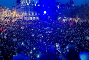 Fransa&#039;nın başkenti Paris&#039;te Filistin&#039;e destek gösterisi düzenlendi. Bayrak ve pankart taşıyarak slogan atan binlerce gösterici, İsrail&#039;in Gazze&#039;ye yönelik saldırılarını protesto etti.