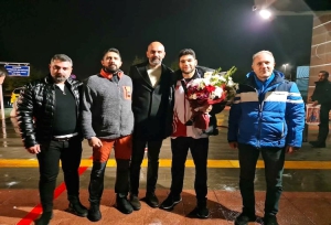 Yunanistan&#039;ın başkenti Atina&#039;da yapılan &quot;Kick Boks Avrupa Şampiyonası&quot;nda gümüş madalya kazanan milli sporcu Hakan Koç (sağ 2), memleketi Erzurum&#039;da çiçeklerle karşılandı. Foto AA