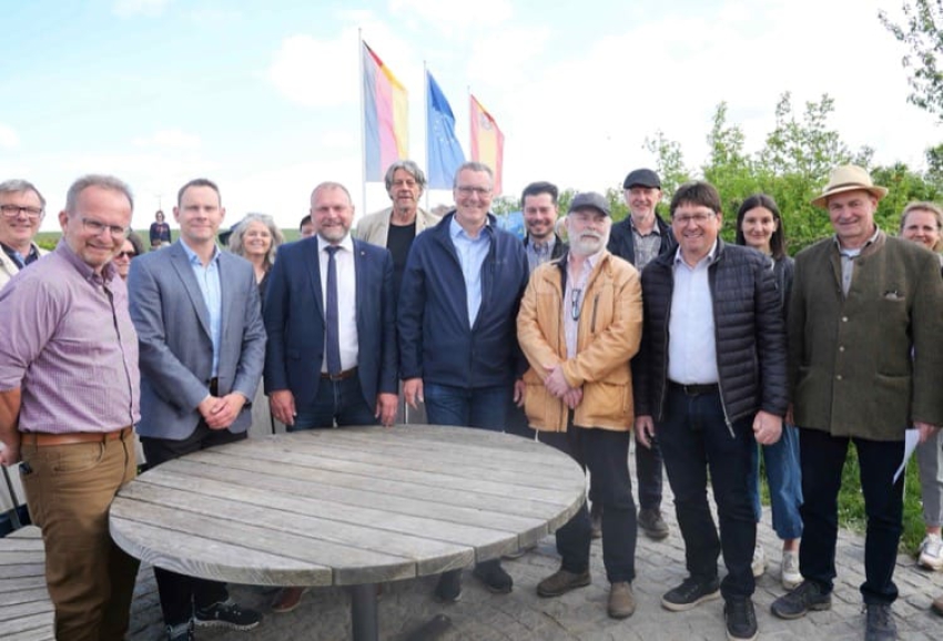 Der Rundweg „Bio-Landwirtschaft und Wildlebensräume“ eröffnete mit einer gemeinsamen Führung in Gadheim