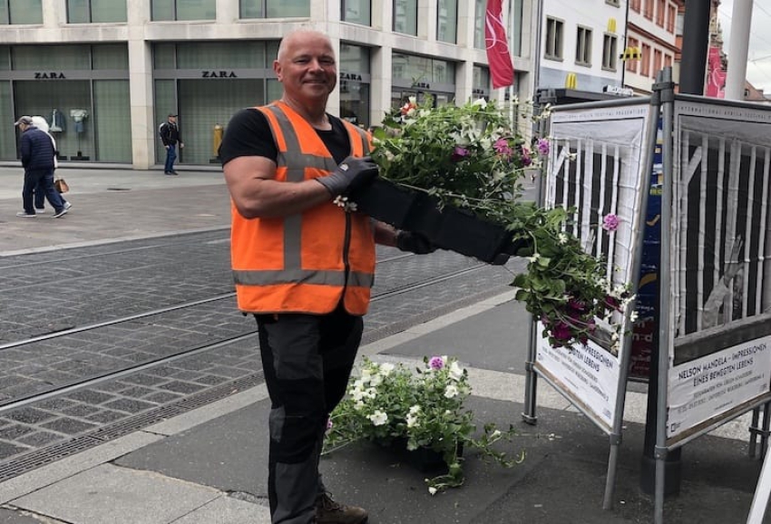 Würzburgs Innenstadt blüht – Flower Baskets 2023 „Würzburg macht Spaß“ sucht Blumenpaten