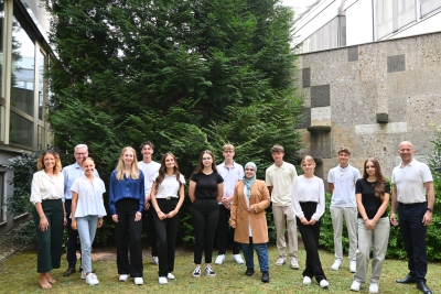 Freude über den Berufsstart bei der AOK. Unser Foto zeigt (v.l.n.r.)     Stv. Direktorin Jasmin Colga, Ausbildungsleiter Christian Berger, Luisa Rüth (Höchberg), Leonie Grom (Kirchheim), Nevio Tetz (Greußenheim), Matilda Fischlein (Urspringen), Johanna Genauer (Ingolstadt), Nico Cebertowicz (Greußenheim), Ghazal Al Barnawi (Würzburg), Florian Walter (Opferbaum), Isabell Steinfelder (Ansbach), Finn Lanig (Giebelstadt), Mia Russo (Kitzingen), Direktor Alexander Pröbstle.  © AOK, Laura Rothenbucher