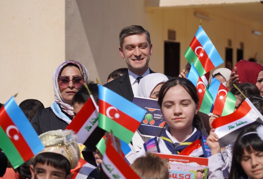 Azerbaycan'dan Kerkük'teki ilkokul öğrencilerine çanta ve kırtasiye desteği