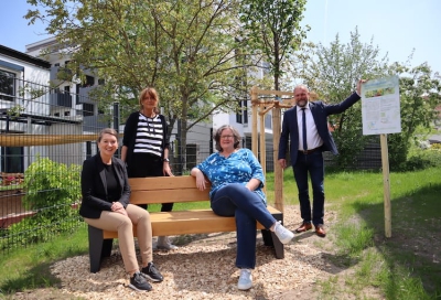 Über die Fertigstellung des 53. „Lieblingsplatzes“, der am Landratsamt Würzburg zum Verweilen einlädt, freuten sich (v.l.) Marion Friedrich und Sylvia Leimeister (Hochbau-, Grundstücks- und Schulverwaltung), Eva-Maria Schorno (Pressestelle) und Landrat Thomas Eberth. Die 52 Pendants des „Lieblingsplatzes“ finden sich in den 52 Landkreis-Gemeinden und sollen dauerhaft an das diesjährige Landkreis-Jubiläum erinnern.  Foto: Nadine Heber