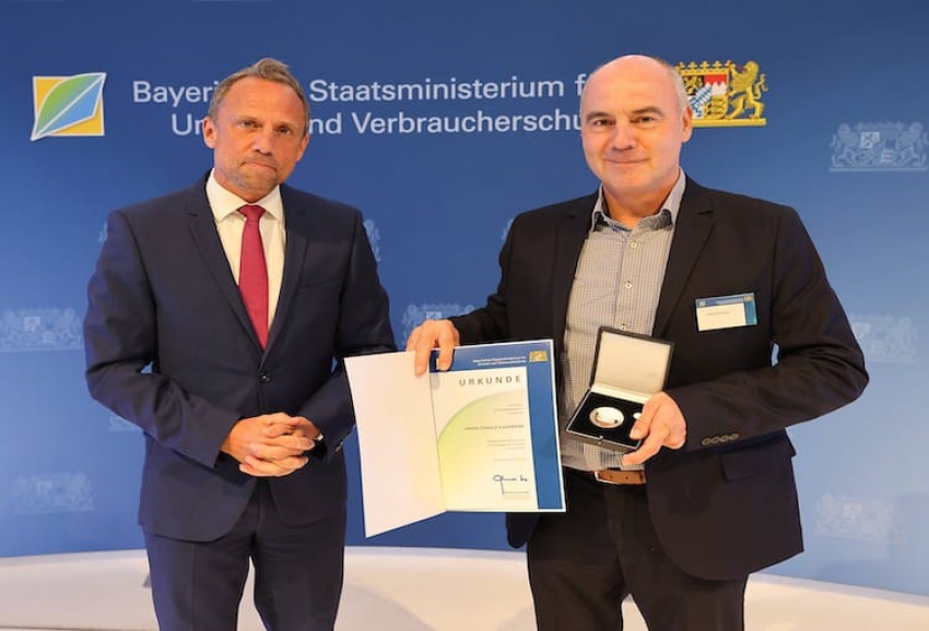 Oswald Kaufmann hat die Bayerische Staatsmedaille für besondere Verdienste um die Umwelt sowie den Verbraucherschutz erhalten..  Foto: StMUV