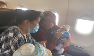 THY uçağında kalp krizi geçiren bebeğe müdahale eden milletvekili Dr. Recep Şeker, yaşananları anlattı
