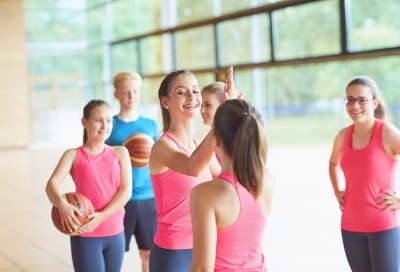 Sport ist gesund: Sportunterricht fördert die körperliche und geistige Entwicklung der .  © AOK-Verlag / Rudolf Schubert
