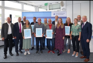 Ehrung verdienter Ausbilderinnen und Ausbilder (v. l.): Hubert Aiwanger, Bayerischer Staatsminister für Wirtschaft, Landeentwicklung und Technologie, Michael Bissert, Präsident der Handwerkskammer für Unterfranken, Gerald Raab (Kaminkehrer Raab/Stadtlauringen), Lena Heilmann (in Vertretung für Lorenz Ulsamer, Ulsamer GmbH/Bad Kissingen), Heiko Reinfurth (Heiko Reinfurth GmbH/Kleinostheim), Dietmar Reulbach (Reulbach Metallbau/Oberelsbach), Peter Kreuzer (A. Amrhein &amp; Söhne e. K./Bergrheinfeld), Peter Ott (Peter Ott GmbH/Miltenberg), Daniel Fuchs (in Vertretung für Franz Fuchs, Erhard Fuchs GmbH/Würzburg), Anna Stolz, Staatsekretärin im Bayerischen Staatsministerium für Unterricht und Kultus), Siegbert Brandl (Friseur Brandl &amp; Team/Kitzingen), Judith Gerlach, Bayerische Staatsministerin für Digitales, Ludwig Paul, Hauptgeschäftsführer der Handwerkskammer für Unterfranken, und Holger Schwannecke, Generalsekretär des Zentralverbands des Deutschen Handwerks. Foto: Rudi Merkl / Nicht bei der Ehrung anwesend sein konnten:  Anja Broux (Gottfried Metz GmbH + Co. KG/Bad Kissingen) Werner Hanf (Bäckerei Hanf/Aschaffenburg)  Rudolf Kehm (Kehm GmbH &amp; Co. KG/Bad Neustadt a. d. Saale) Roland Märkl (Märkl Elektrotechnik/Ebelsbach) Peter Schmitt (Bäckerei Schmitt GmbH/Bad Kissingen)