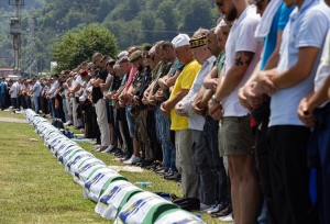 Bosna Hersek&#039;in doğusundaki Srebrenitsa&#039;da 1995&#039;te işlenen soykırımda katledilen 30 kurbanın cenazesi, kılınan cenaze namazının ardından Potoçari Anıt Mezarlığı&#039;na defnedildi.