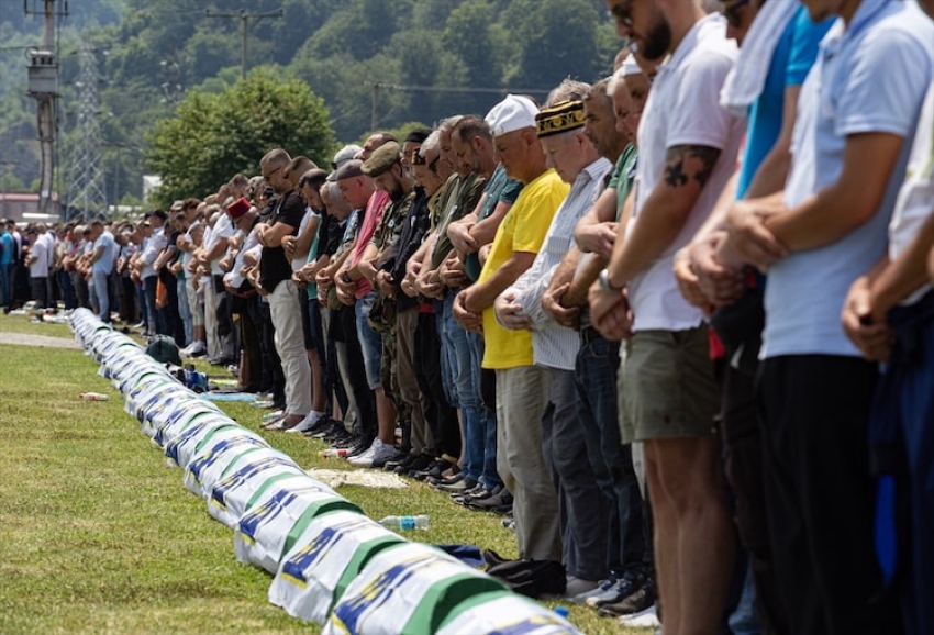 Srebrenitsa soykırımının 30 kurbanı daha toprağa verildi