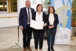 Roswitha Dorscheid (Mitte) wurde für ihr ehrenamtliches Engagement in ihrer Heimatgemeinde Eisingen mit dem Ehrenzeichen des Bayerischen Ministerpräsidenten ausgezeichnet. Landrat Thomas Eberth und Eisingens Bürgermeisterin Ursula Engert (rechts) gratulierten der Geehrten und dankten ihr für ihren außergewöhnlichen Einsatz.  Foto: Christian Schuster