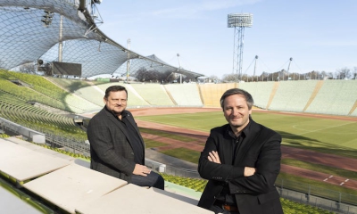 v.l.: Uwe Ritzer und Roman Deininger, die Autoren des Buchs „Die Spiele des Jahrhunderts“, im Olympiastadion in München  Bildnachweis: Martin Hangen