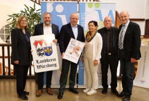 Der Leiter des Gesundheitsamts für Stadt und Landkreis Würzburg Dr. Johann Löw (3. von links) tritt am 1. Dezember 2023 den Ruhestand an. Mit den besten Wünschen verabschiedeten ihn (von links) die stellvertretende Landrätin Karen Heußner, Landrat Thomas Eberth, die stellvertretende Landrätin Christine Haupt-Kreutzer, der Kommunalreferent der Stadt Würzburg Wolfgang Kleiner und Altlandrat Eberhard Nuß.  Foto: Christian Schuster