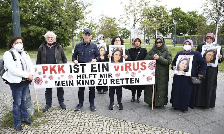 Almanya&#039;da kızı PKK tarafından kaçırılan anne, eylemini Başbakanlık önünde sürdürüyor