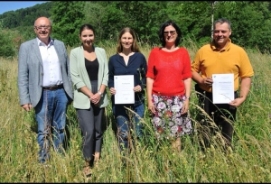 Zwei Ameisenheger für den Landkreis Kelheim. Im Bild v.l.n.r.: Landrat Martin Neumeyer, Laura Wigand (Landratsamt Kelheim), Birgit Rott (Ameisenhegerin), Nicole Eberl (Sachgebietsleiterin Umwelt- und Naturschutz), Wolfgang Hertlin (Ameisenheger) Foto: Sonja Endl, Landratsamt Kelheim