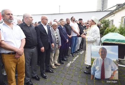 Cenazeyi Ülkü Ocağı Bielefeld Mevlana Cami Din Görevlisi Yılmaz Koşar kıldırdı. Foto: Adnan Öztürk