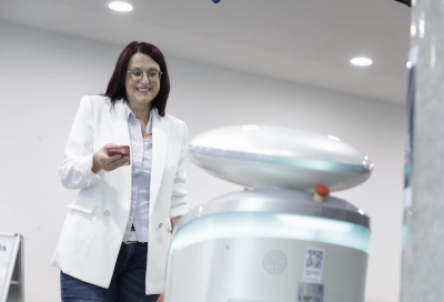 Der Putzroboter Franzi wird von Kathleen Kaiser, der Leiterin des Reinigungsservice im Klinikum Nürnberg am Standort Nord, per App gesteuert. Foto: Giulia Iannicelli / Klinikum Nürnberg