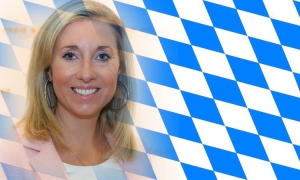 Staatssekretärin Anna Stolz beim Spatenstich in Mönchberg