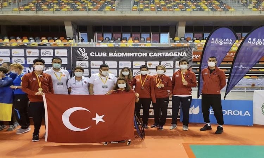 Milli para badmintoncular, İspanya&#039;da biri altın, biri gümüş toplam 5 madalya kazandı
