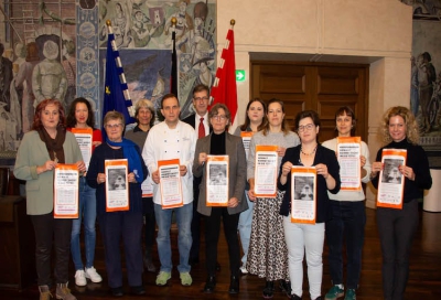 v.li: Elke Siebenlist (Bäckerei Hanselmann), Corinna Kuhn (Vollkornbäckerei Köhlers), Elke Schrapp (Katholischer Deutscher Frauenbund), Elisabeth Kirchner (Wildwasser Würzburg e.V.), Christian Englert (Bäckerei Brandstetter), Oberbürgermeister Christian Schuchardt, Monika Kraft (Gleichstellungsbeauftragte), Theresa Jörg (SkF Frauenhaus), Daniela Autering (Gleichstellungsstelle Stadt Würzburg), Freya Altenhöner (Arbeitsgemeinschaft Würzburger Frauen und Frauenorganisationen), Theresa Hauff (AWO Frauenhaus), Bianca Fischer (Das Brothaus).  Claudia Lother