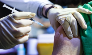 Almanya&#039;da 21 çocuğa yanlışlıkla yetişkin dozda Kovid-19 aşısı yapıldı