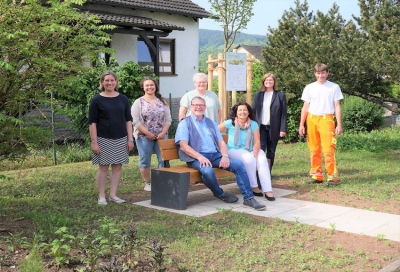 Neben Aub und Sächsenheim ist auch in Thüngersheim ein neuer Lieblingsplatz in der Jahnstraße entstanden. Über die neue Aufenthaltsqualität freuen sich, von links: Jessica Tokarek, Kreisfachberaterin für Gartenkultur und Landespflege am Landratsamt Würzburg, dritte Bürgermeisterin Veronika Wegner, Bürgermeister Michael Röhm, Gemeinderätin Christel Reuter, stellvertretende Landrätin Christine Haupt-Kreutzer, zweite Bürgermeisterin Karen Heußner und Matthias Antl vom Bauhof Thüngersheim. Foto: Lucas Kesselhut