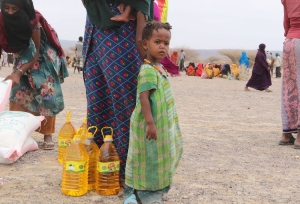 Foto: Ein geflüchtetes Kind mit seiner Mutter in Afar, Nordäthiopien (Copyright: Islamic Relief).