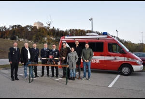 Drohnenübergabe: v.l.n.r.: Nikolaus Höfler (Kreisbrandrat), Landrat Martin Neumeyer, Uwe Zimmermann (Ausbilder Drohne FF Abensberg), Ralf Buchenrieder (Ausbilder Drohne FF Abensberg), Konrad Bauer (Kommandant FF Abensberg), Dr. Bernhard Resch (Bürgermeister Stadt Abensberg), Sonja Lutter-Peterburs (Leiterin Sachgebiet Öffentliche Sicherheit und Ordnung Landratsamt Kelheim), Christoph Kainz (Leiter Abteilung Öffentliche Sicherheit und Ordnung Landratsamt Kelheim), Manuel Weiß (Katastrophenschutz Landratsamt Kelheim) Lukas Sendtner, Landratsamt Kelheim