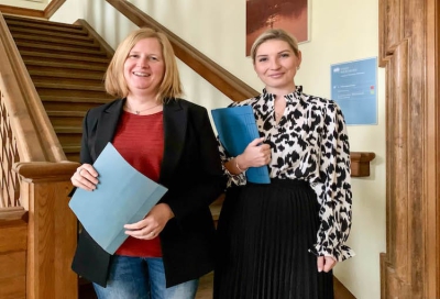 v.li. Silke Baldauf und Barbara Holakovsky (Fachabteilungsleiterin Projektentwicklung, beide Fachbereich Immobilienmanagement) verantworten u.a. Ersteigerungen von Grundstücken für die Stadt Würzburg. Foto: Christian Grumbach