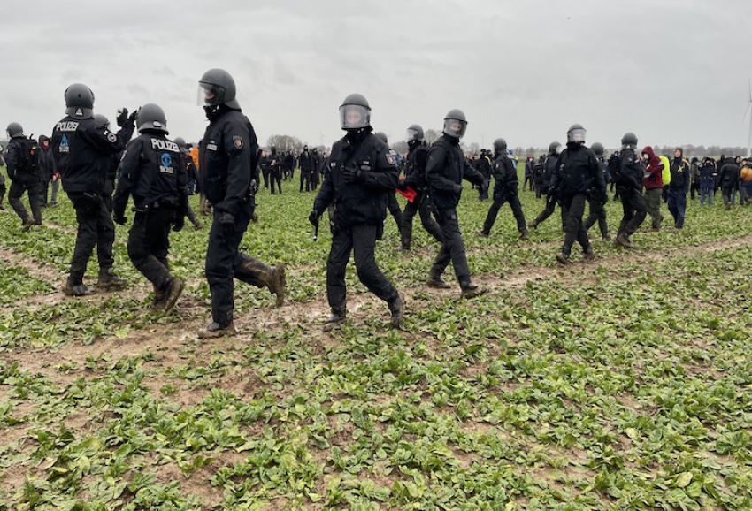 Alman polisi, İsveçli çevre aktivisti Thunberg'i &quot;linyit köyü&quot; çevresinden uzaklaştırdı