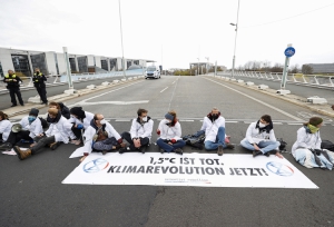 Berlin&#039;de çevreciler, Alman hükümetinin iklim politikasını protesto etti