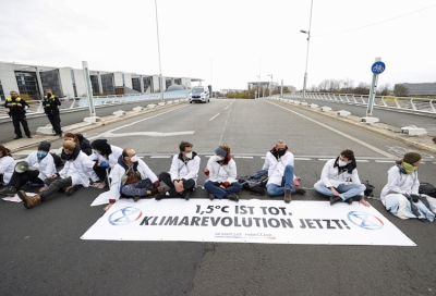 Berlin&#039;de çevreciler, Alman hükümetinin iklim politikasını protesto etti