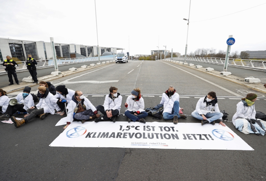 Berlin'de çevreciler, Alman hükümetinin iklim politikasını protesto etti