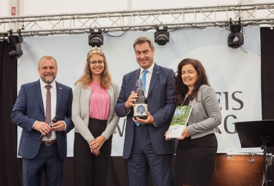 Jubiläumsbier von der Fränkischen Weinkönigin. Die 65. Fränkische Weinkönigin, Eva Brockmann, überreichte gemeinsam mit Landrat Thomas Eberth und stellvertretender Landrätin Christine Haupt-Kreutzer dem Ministerpräsidenten das von den beiden Ochsenfurter Brauereien gebraute Jubiläumsbier.