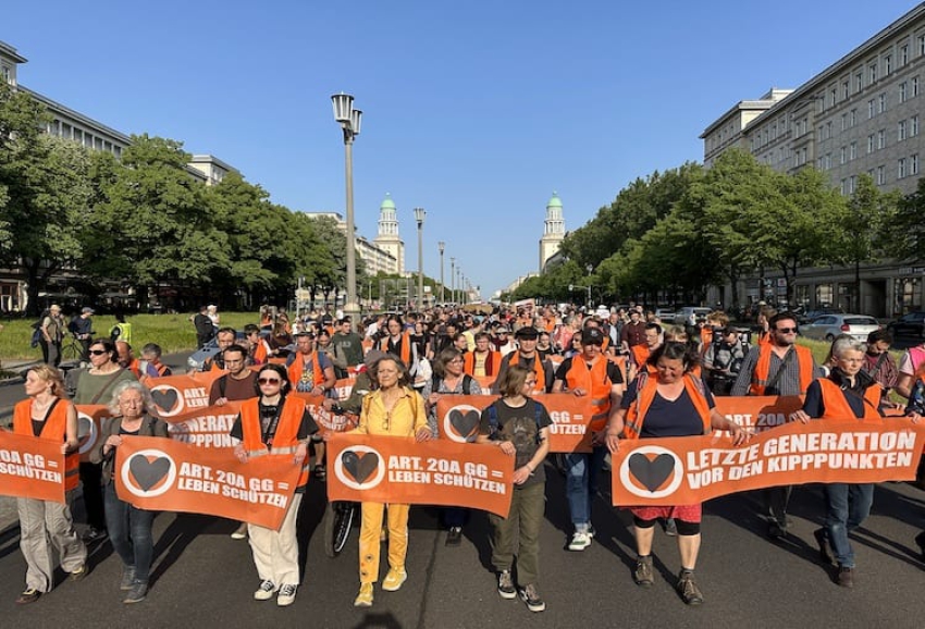 Berlin’de çevreci grup &quot;Son Kuşak&quot;a destek için yürüyüş düzenlendi
