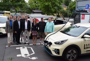 Schnellladung in nur 20 Minuten: Michael Engelhardt (Taxi Würzburg eG), Bernd Hammer (WVV-Abteilungsleiter Telekommunikation &amp; Verkehrstechnik), Bürgermeister Martin Heilig (von links), besuchten zusammen mit Oberbürgermeister Christian Schuchardt und WVV-Geschäftsführerin Dörte Schulte-Derne (Vierter und Dritte von links) den aufgewerteten Taxi-Standort in der Rottendorfer Straße. Foto: Susanna Blum. 